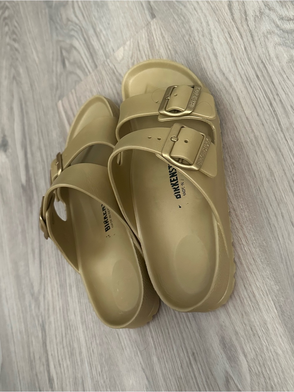 Birkenstock Arizona EVA sandals in the "Glamour Gold" colorway. - Picture 3 of 6